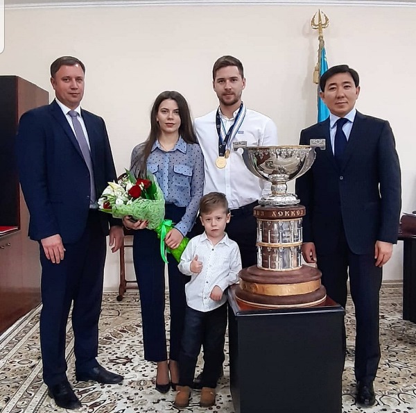 Защитник «Барыса» и сборной Казахстана привез в Усть-Каменогорск Кубок Петрова