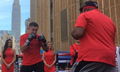 Фото и видео с открытой тренировки Геннадия Головкина на улице Нью-Йорка