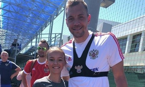 Фигуристки тренера Турсынбаевой посетили тренировку сборной России перед матчами отбора ЕВРО-2020