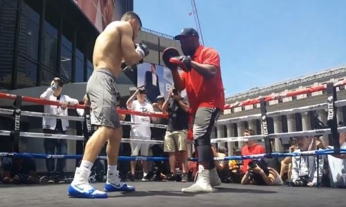 Видео с открытой тренировки казахстанского нокаутера перед боем в андеркарде у Головкина