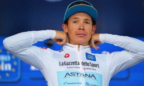 Лидера «Астаны» решили наказать за избиение зрителя на этапе «Джиро д’Италия»