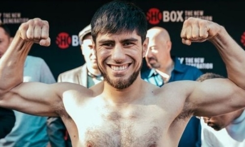 Казахстанец с 14 победами в профи прошел взвешивание перед боем в андеркарде поединка Головкин — Роллс