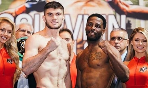 Казахстанский нокаутер показал фото со взвешивания перед титульным боем в андеркарде Головкин — Роллс