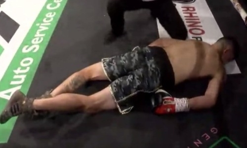 Непобежденный боксер упал лицом в пол за две секунды до конца первого раунда. Видео тяжелого нокаута из веса Елеусинова