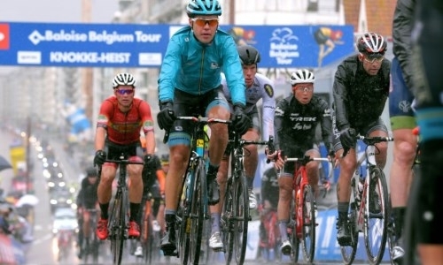 «Было очень скользко». Гонщик «Астаны» — о завале перед финишем на «Туре Бельгии»