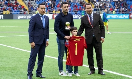 На матче Казахстан — Сан-Марино состоялось чествование Давида Лория