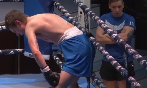 21-летний казахстанец серией мощных ударов «сложил» россиянина. Видео нокаута