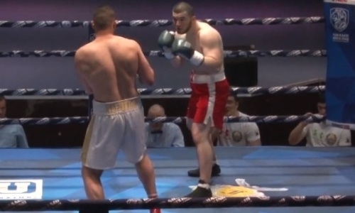 19-летний российский супертяж в дебютном бою добил сидящего соперника. Видео нокаута в весе Дычко