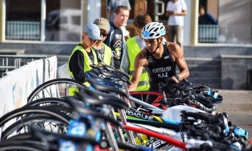 Казахстанец завоевал «золото» на чемпионате Азии по триатлону