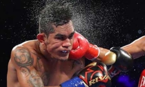 Боксер из зала Мэнни Пакьяо поймал лицом десяток ударов от нового чемпиона мира. Видео нокаута