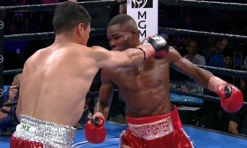 Экс-чемпион мира от души бабахнул с левой и «удосрочил» мексиканца с 32 победами. Видео крутого нокаута