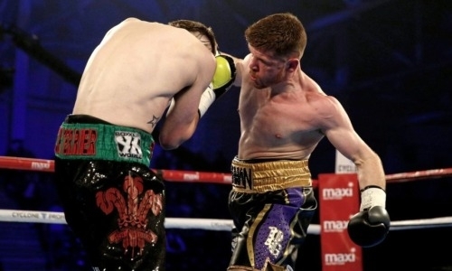 Непобежденного британца затерроризировали «мельницей» и отправили отдыхать. Видео нокаута