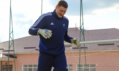 Вратарь сборной Казахстана прибавил в стоимости и отметился достижением