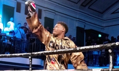 Американец вырубил британца чумовым боковым и отпраздновал это сальто. Видео