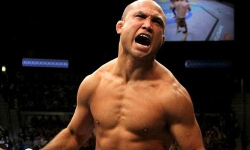 Бывший чемпион UFC опрокинул и избил охрану стриптиз-клуба. Видео