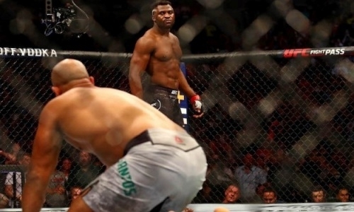 Бой супертяжей завершился поражением экс-чемпиона UFC за 71 секунду. Видео