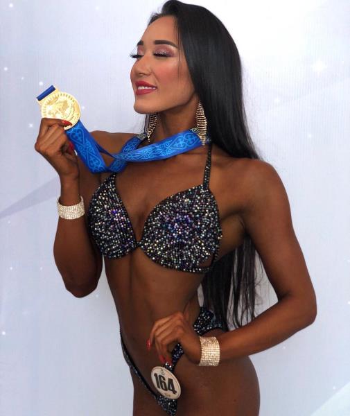 Казахстанка стала чемпионкой Азии по бодибилдингу — появились горячие фото девушек