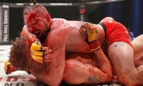 Главный бой турнира по ММА остановили из-за луж кровь настиле. Видео