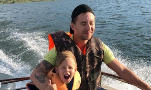 «Я фотогеничный китаец». Новичок «Барыса» показал видео и снимки с отдыха