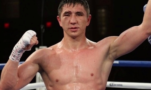 Казахстанский боксер с рассечением и кровью на лице выиграл титульный бой в Алматы