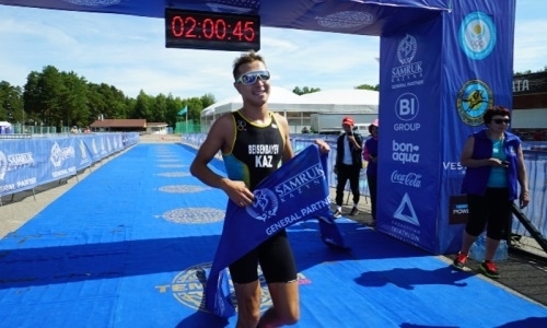 Акмолинцы завоевали восемь наград на соревнованиях по триатлону в Бурабае