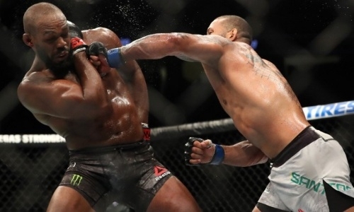 Чемпиона UFC после победы в главном бою турнира пришлось уносить в раздевалку. Видео