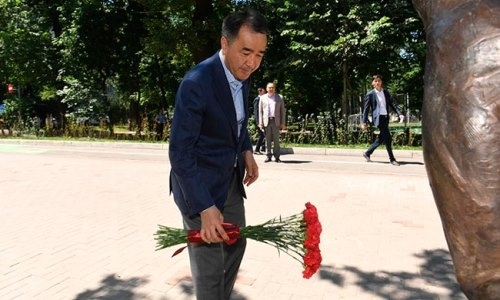 Аким Алматы посетил памятник Денису Тену