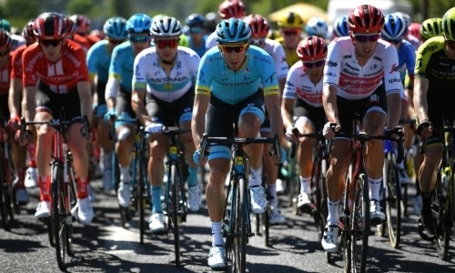 «Совершенно неожиданно». Гонщик «Астаны» рассказал о падении на четвертом этапе «Тур де Франс»