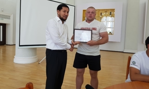 Казахстанский самбист одолел соперника за 42 секунды