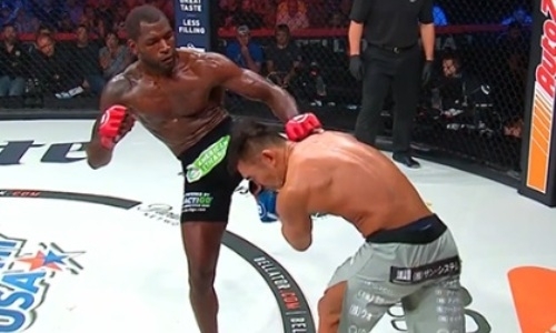Американец врезал коленом и сразу же нокаутировал экс-бойца UFC с 20 победами. Видео