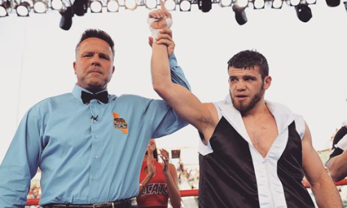 Казахстанец побил боксера с 35 победами в дебютном бою за промоутеров «Канело»