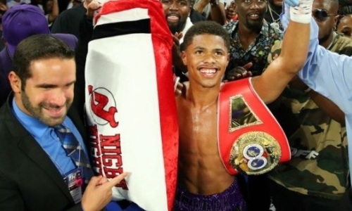 «Бесстрашный» чемпион WBO «убаюкал» соперника и вытащил на ринг подушку. Видео нокаута