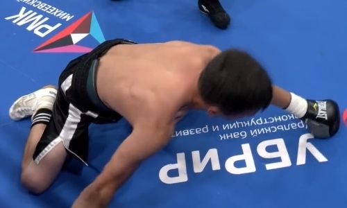 Непобежденный россиянин отправил узбека в тяжелый нокаут за 108 секунд. Видео