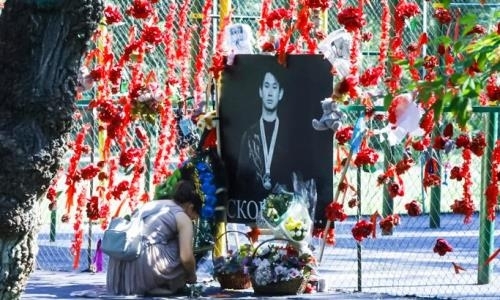 Алматинцы несут цветы к мемориалу Дениса Тена