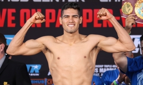 Небитый экс-чемпион мира с 40 победами хочет украсть у Головкина бой с «Канело»
