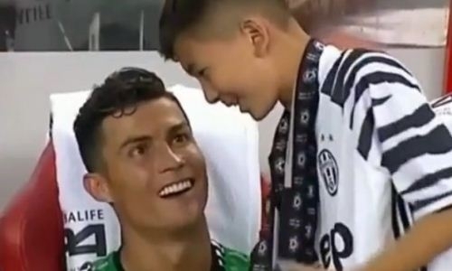 Мальчик из Казахстана перебежал футбольное поле и познакомился с Роналду