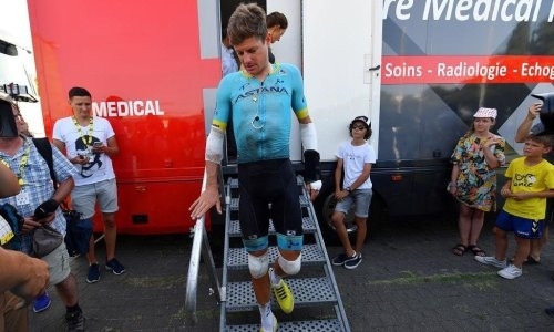 Стало известно будущее сошедшего с «Тур де Франс» после падения капитана «Астаны»
