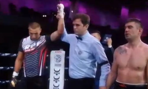 Казахстанский боксер отправил россиянина в нокдаун и нокаутировал в Москве