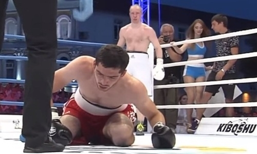 18-летний российский дебютант оформил нокаут за секунду до гонга. Видео