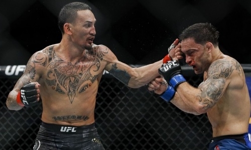 Потенциальный соперник Нурмагомедова защитил титул в бою с легендой UFC. Видео