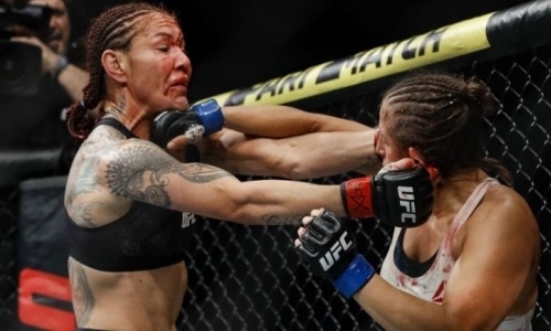 Сравниваемая с Головкиным чемпионка UFC с рассечением победила в кровавом побоище. Видео