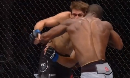 В UFC чуть не случился двойной нокаут после столкновения головами. Видео