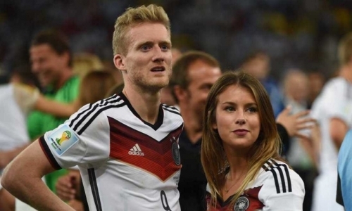 Чемпион мира с женой из Казахстана прибыл в Россию для подписания контракта