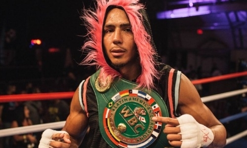 Чемпион WBC четким джебом нокаутировал соперника за 106 секунд. Видео