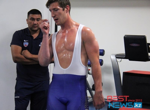 Как Даррен Диц рассмешил всех своим велокостюмом на тренировке «Барыса». Фото