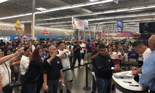 «Очередь аж до выхода». Головкин провел автограф-сессию для фанатов