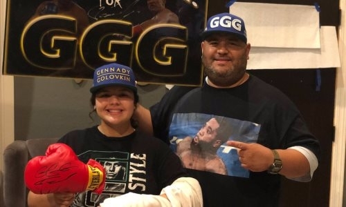 «Супер-фанат» Головкина из США удивил реакцией на полученный автограф. Видео