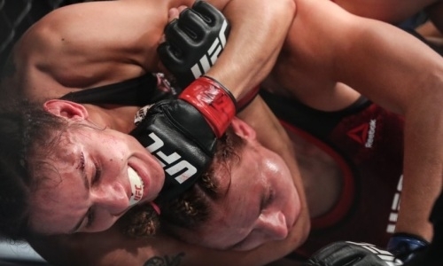 Брутальный женский бой в UFC закончился жестким удушающим приемом и потерей сознания. Видео