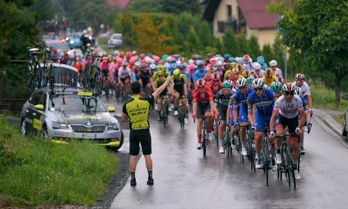 «Пришлось менять велосипед». В «Астане» рассказали о завале на старте «Тура Польши»