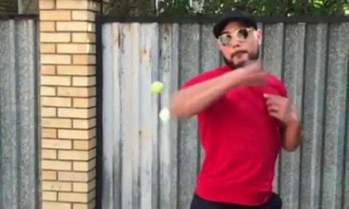 Небитый чемпион мира из Казахстана запустил дерзкий челлендж с ножом. Видео